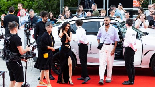 Den 4 – pondělí: uvedení filmu Ještě nejsem, kým chci být, premiéra filmu Vlny