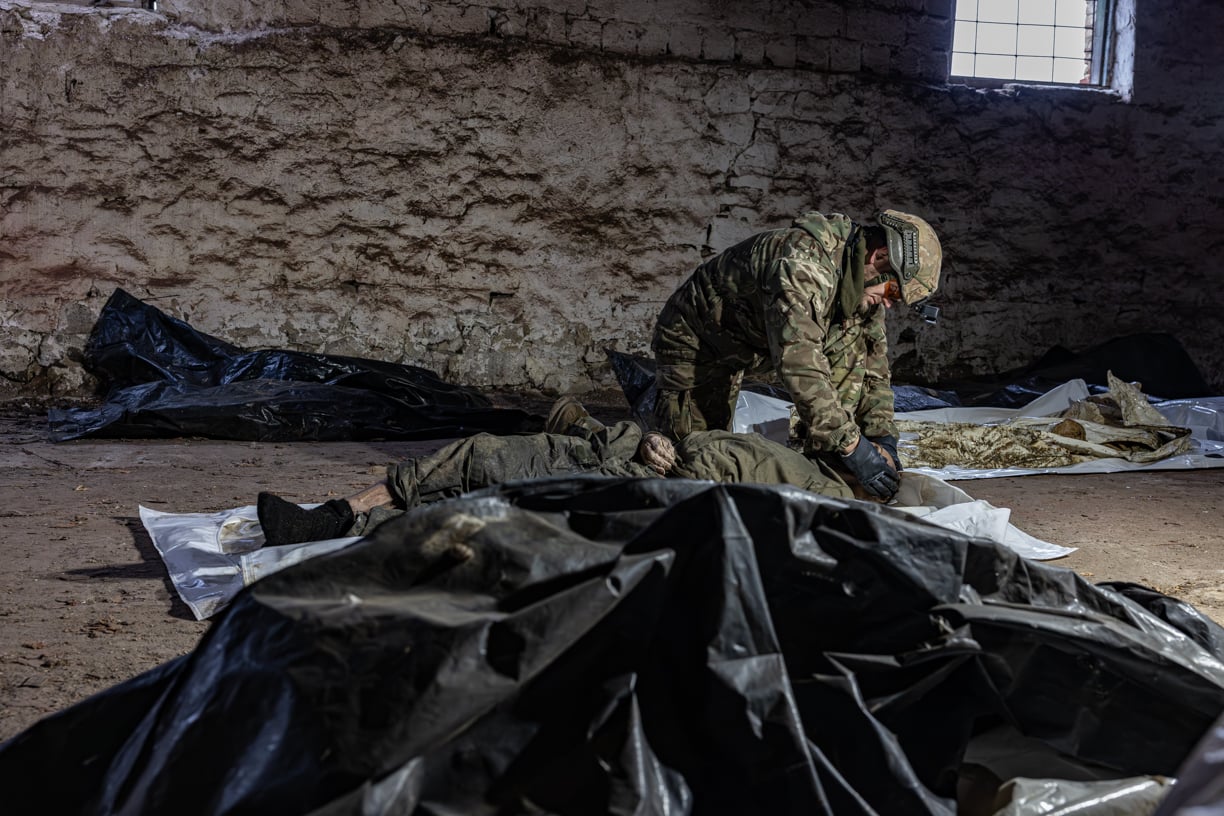 Sběratel kostí z Ukrajiny. Oleksij Jukov vynáší z bojiště mrtvoly ruských i ukrajinských vojáků.