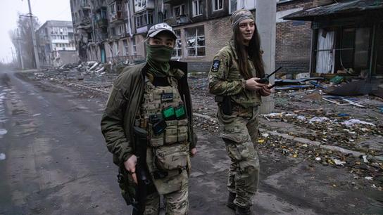 Karolína a Svitlana. Česká dronařka odsouzená Ruskem na 13 let a ukrajinská záchranářka. Dvě mladé ženy, jedno válečné přátelství a cesta do města plného ruských dronů…