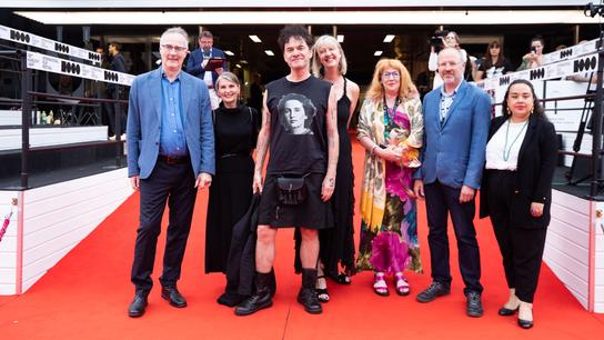 Den 6 – středa: uvedení filmu Kneecap, příjezd Daniela Brühla, koncert Tata Bojs