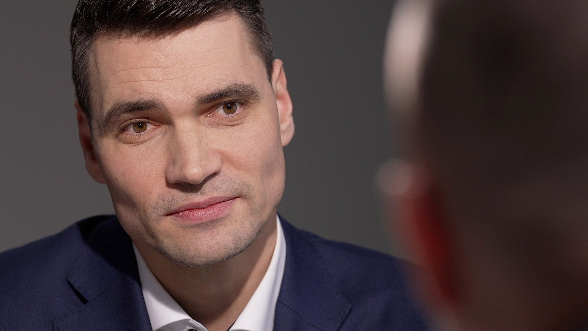 Stach: Nezůstanu v České televizi, pokud nebudu moct dělat práci svobodně. Poplatky jsou bariéra mezi námi a politiky   