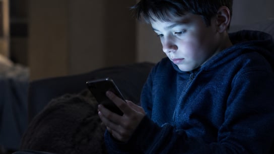 Internet přebírá výchovu dětí: Porno vidí v šesti letech, hrají si na Hitlera v Robloxu. Babiš z toho byl v šoku, říká expert