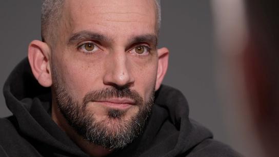 Aziri: Z ochrnutí jsem si druhý den dělal srandu. Potěšilo mě, že se mi postavil. Kdybych se litoval, sežere mě to. Občas zapomenu vozík 