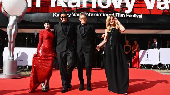 Příjezd filmových hvězd na slavnostní zakončení 60. ročníku