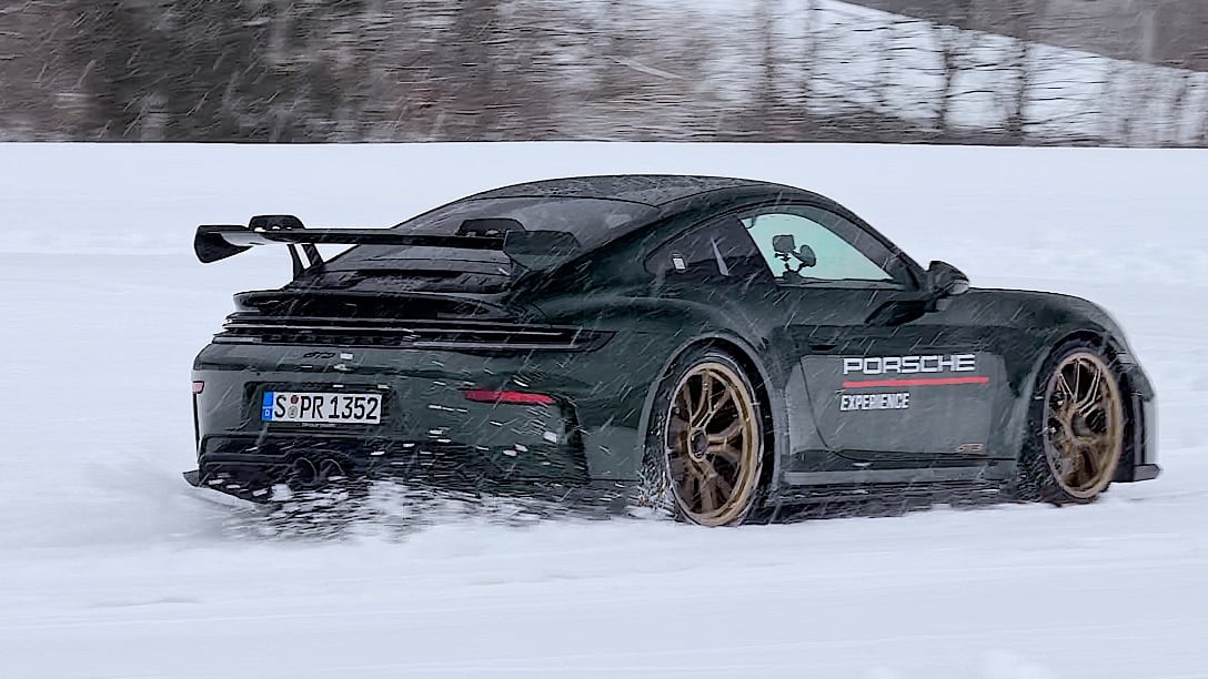 Porsche 911 na snehu? Automobilové nebo 