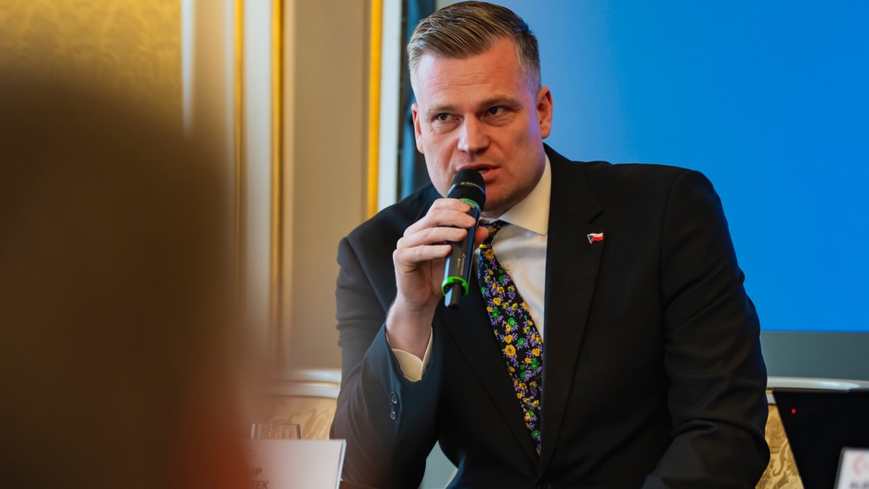 Turkova angličtina není v souladu s jeho egem. Tvrdil, jak to zeleným fanatikům vysvětlil, ale jeho projev byl krotký, říká Houska