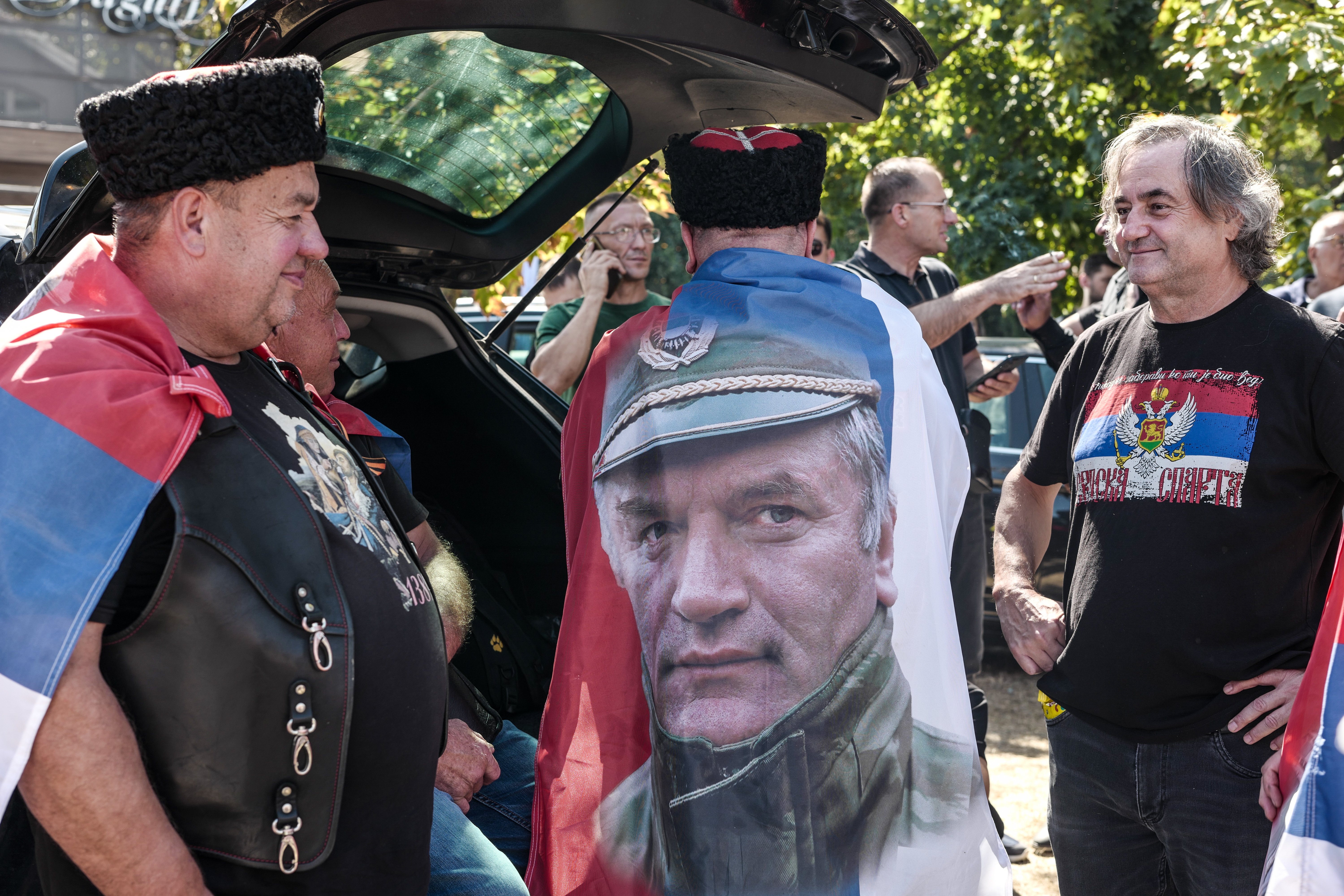„Srebrenica nebyla. Ať bratr Putin shodí bombu na Haag. Zeman je zločinec, ale Spartě děkujeme! Aneb Reportérky na pohřbu Ratka Mladiće.