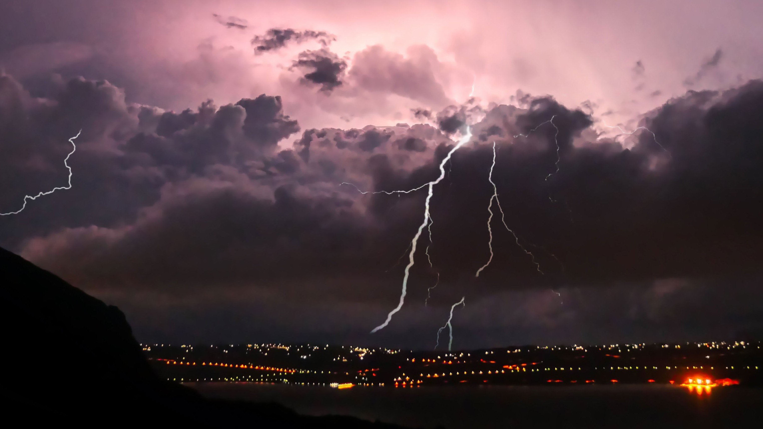 Zásahu bleskem se na sto procent nevyhnete nikdy. Že do vás neudeří ve městě mezi budovami, je mýtus, říká meteorolog