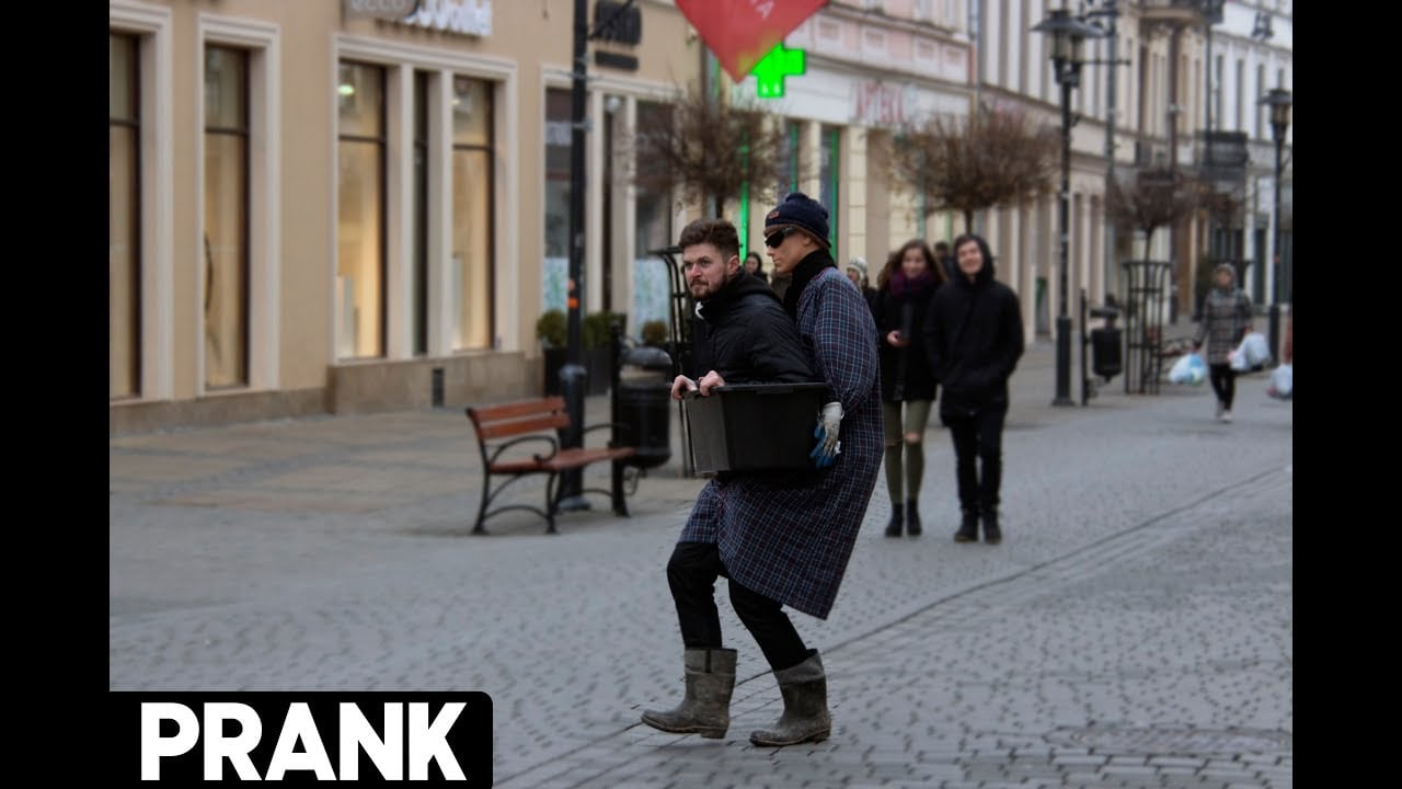 CZŁOWIEK W PUDEŁKU