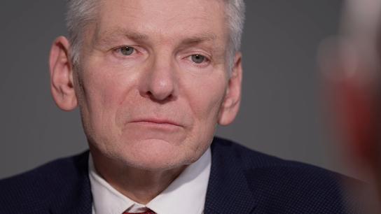 Hynek: Zbrojovky nevydělávají na válce tak, jak si mnozí myslí. Zbraně se nevyrábějí, aby zabíjely, ale aby odradily nepřítele