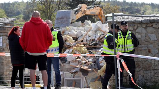 Demolice načerno postaveného domu: Nebude poslední. Stavitelé tvrdili, že hrozí maximálně pokuta. Doba se změnila, říká starosta