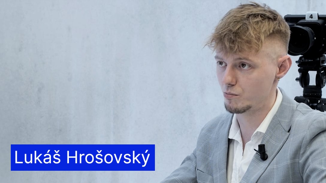 Žijem vďaka zbierke, nie poisťovni. Sex by osviežil život, hovorí Hrošovský