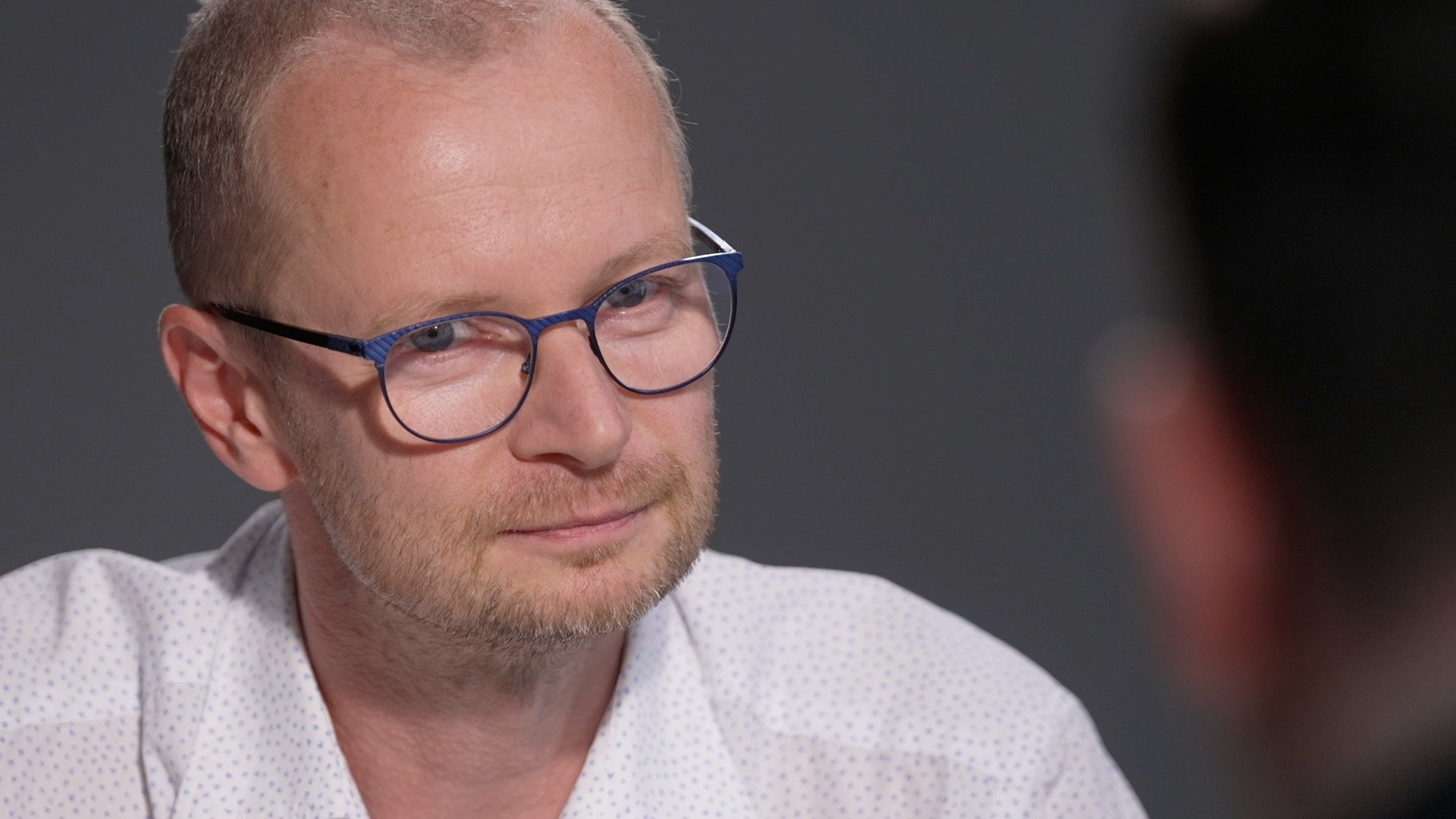 Macinkovy odvety nás neodradí od práce. Neodpovídá na otázky a snaží se nám vysmívat. To je ostuda této země, říká Tomášek