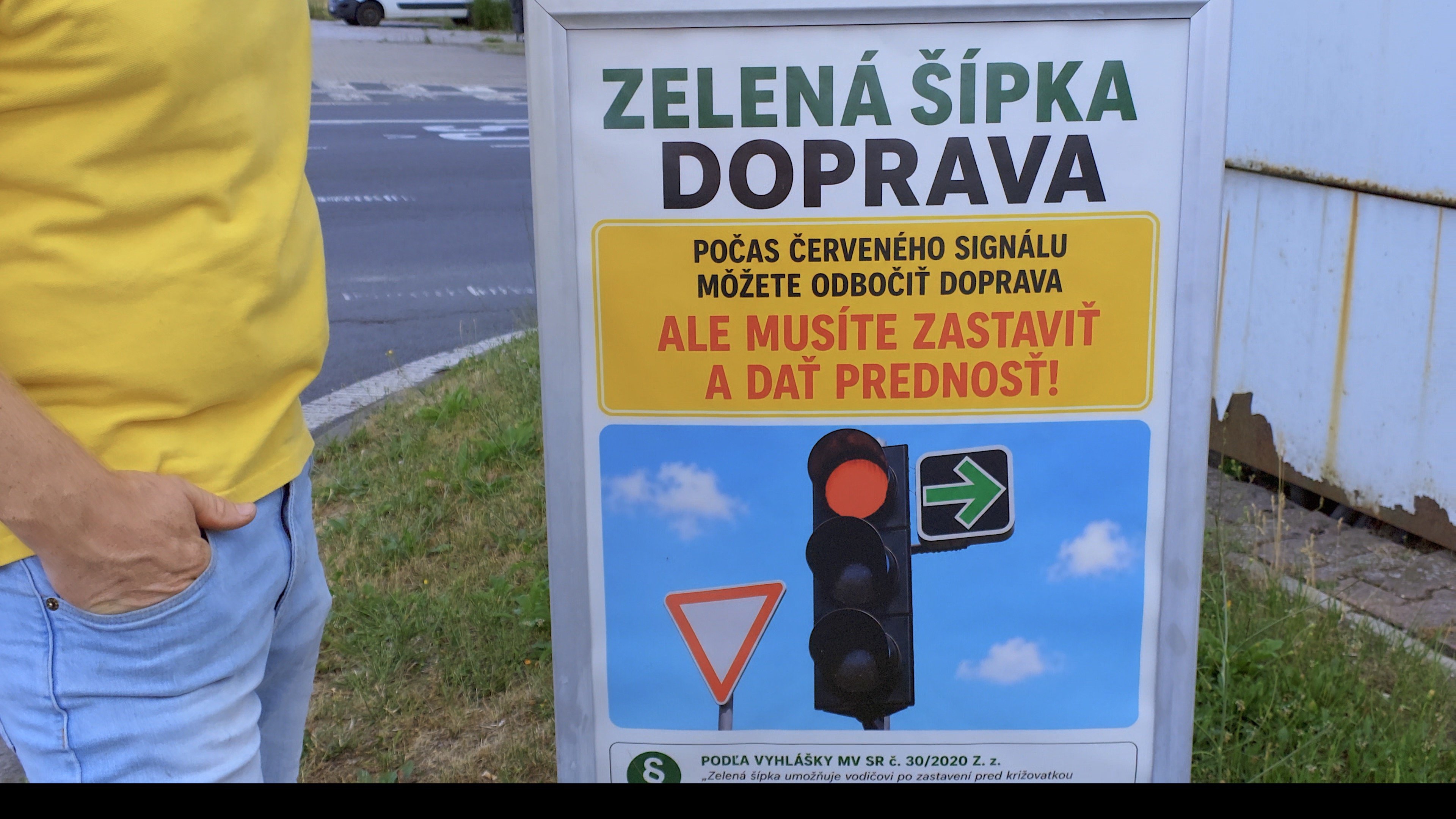 ≠41 Čo znamená zelená šípka pri semafore?