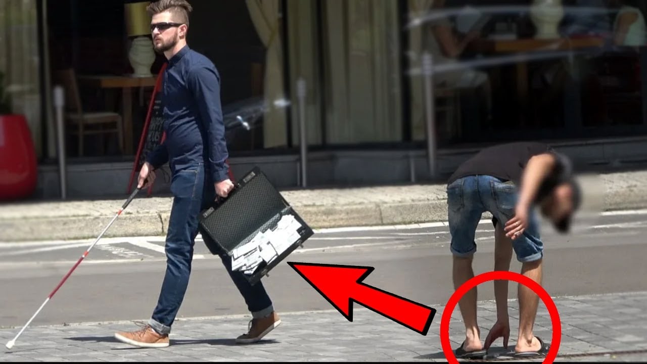 NIEWIDOMY Z WALIZKĄ PIENIĘDZY