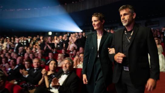 Den 1 – příjezd Vicky Krieps, Peter Sarsgaard a slavnostní zahájení festivalu