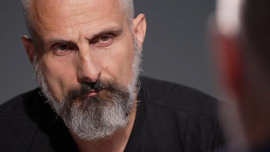 Za českou pomoc Ukrajině se stydím, vyděláváme na ní miliardy. Je nesmysl, že na to doplácejí samoživitelky, říká Foltýn