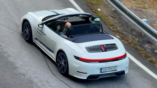 Manuál v Porsche 911? Určite áno