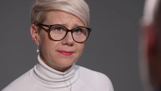 Učitelé mají prvák jako lovný revír a cíleně si hledají známosti. Pro studenty je to ničivé, ale zákaz by vedl do pekel, říká ombudsmanka 