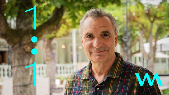 "Nebojte se slavit, na světě nic krásnějšího není," říká čerstvý šedesátník Jiří Macháček ve speciálním vydání 1:1 z Karlových Varů