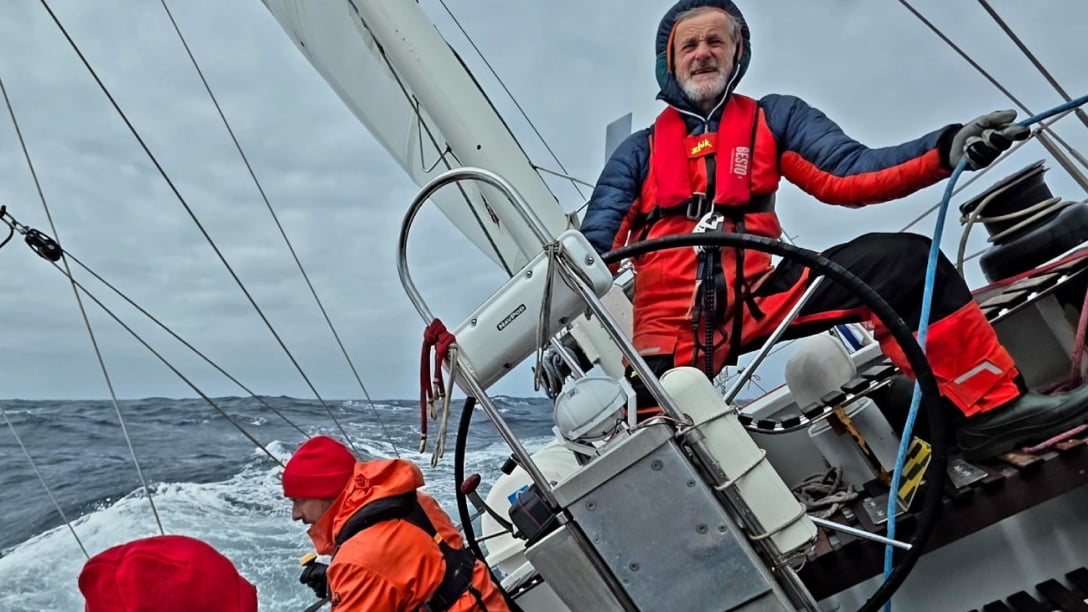 ŽIVĚ z plavby Antarktidou na jachtě: Je to nejdramatičtější úsek moří, vlny mají i osm metrů, občas se bojím, říká Kolbaba