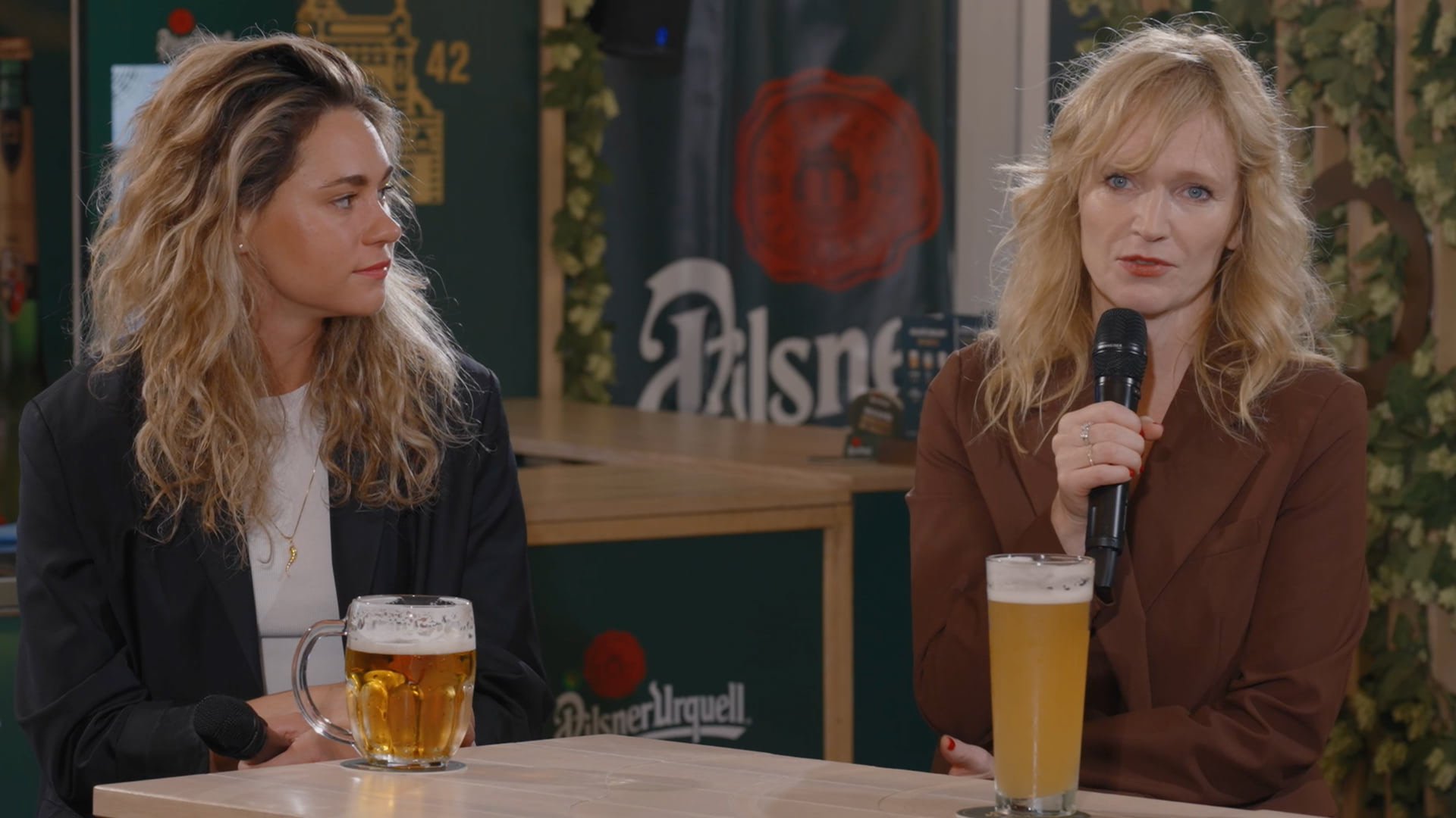 Aňa Geislerová & Kristýna Tereková: Jak vznikly šaty z plzeňského piva