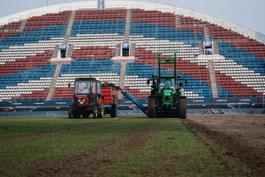 Ligu trápí rozbitá hřiště. Cesta s hybridem i důraz na péči. Šéf komise: LFA musí kluby donutit… | Audiočlánek