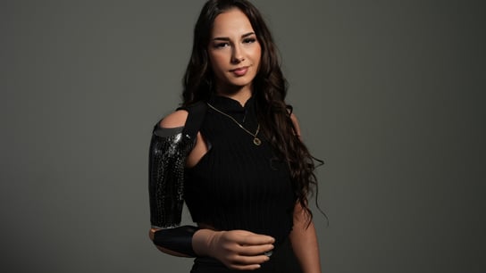 Jsem trochu jako Terminátor. Jsem ráda, že tu po nehodě vůbec jsem. Dobří lidé ještě existují, říká Nela s bionickou rukou